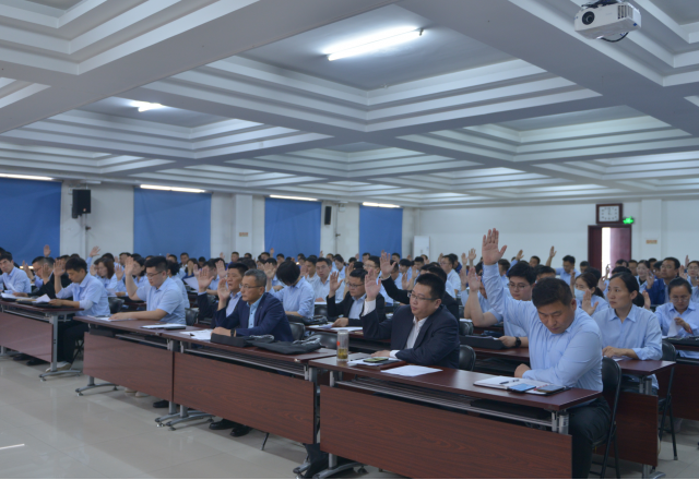 华体会第四届四次职工代表大会暨劳模表彰大会召开